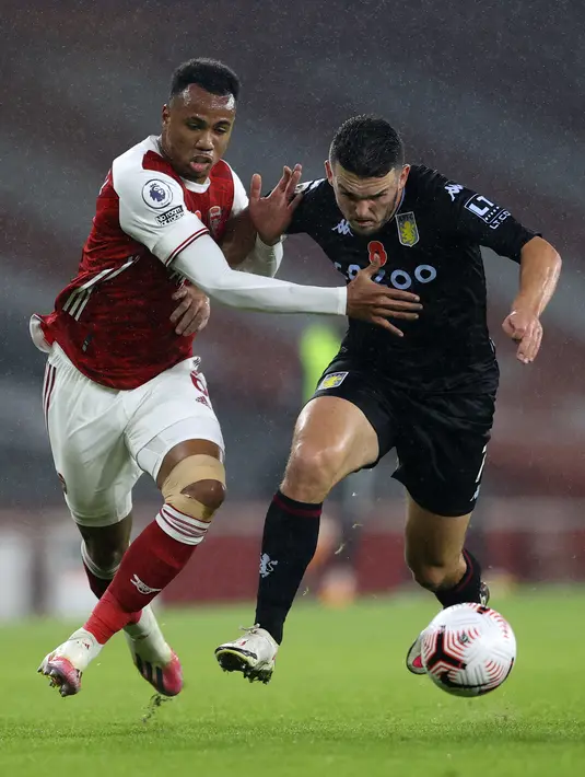 Bek Arsenal, Gabriel berebut bola dengan gelandang Aston Villa, John McGinn pada lanjutan Liga Inggris di Emirates Stadium, Senin (9/11/2020) dini hari WIB. Arsenal dibantai Aston Villa tiga gol tanpa balas. (Richard Heathcote/Pool via AP)