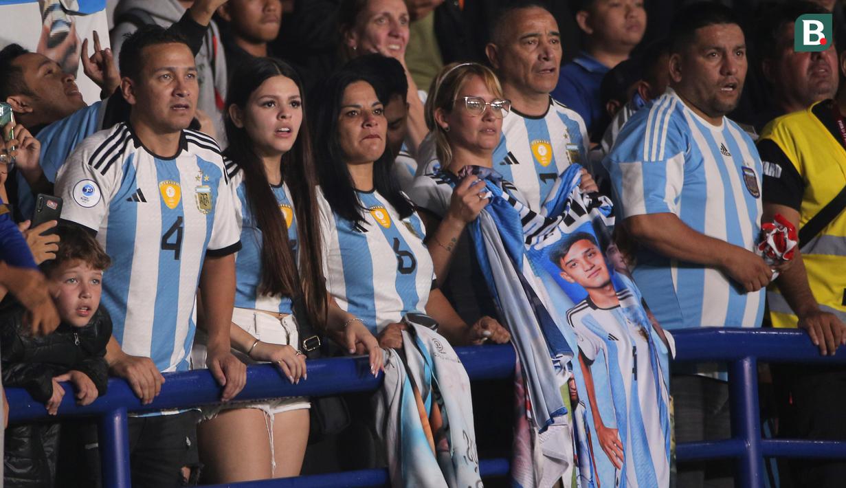 Ekspresi tegang ketika pendukung Timnas Argentina U-17 menyaksikan pertandingan melawan Timnas Jepang U-17 di Grup D Piala Dunia U-17 2023 yang berlangsung di Stadion Si Jalak Harupat, Kabupaten Bandung, Jawa Barat, Selasa (14/11/2023). (Bola.com/Ikhwan Yanuar)