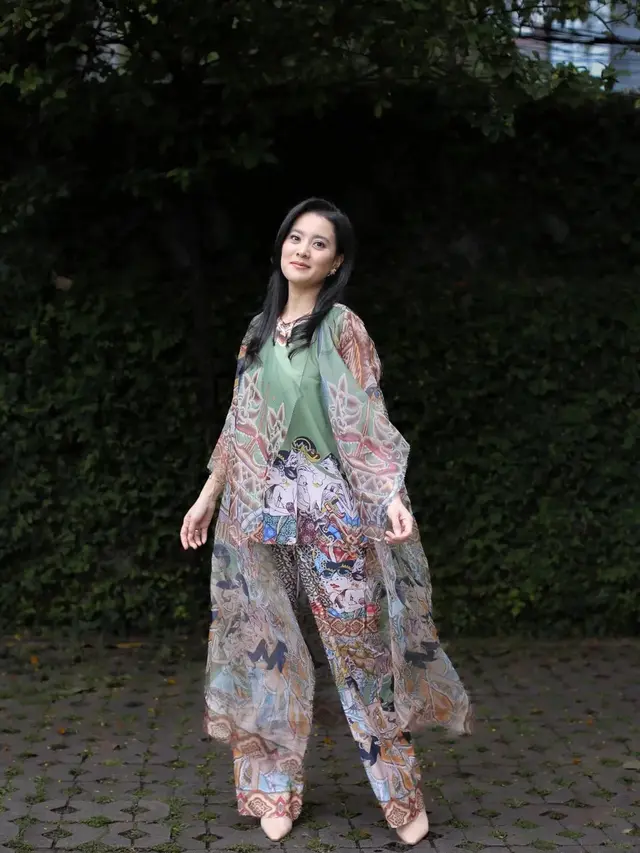 6 Model Batik Elegan Marcella Zalianty yang Curi Perhatian