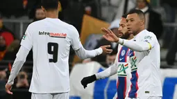 Kylian Mbappe (kanan) merayakan dengan rekan setimnya setelah mencetak gol selama pertandingan babak 32 besar Piala Prancis antara US Pays de Cassel melawan PSG di stadion Bollaert-Delelis di Lens, Prancis pada 23 Januari 2023. Di laga ini Mbappe mencetak lima gol dan melahirkan sebuah sejarah. (AFP/Francois Lo Presti)