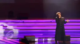 Penampilan dari Ahmad Albar dalam acara musik Nostalgia Sma - The 80s are back di kawasan Senayan, Jakarta, Jumat (20/1). Acara tersebut menampilkan beberapa musisi era tahun 80-an. (Liputan6.com/Herman Zakharia)