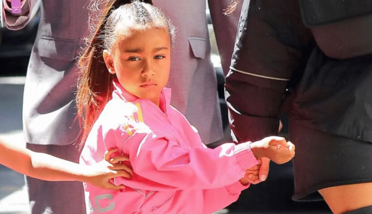 Dilansir dari AceShowbiz, Kim tertangkap duduk terpisah dengan North saat makan siang. North terlihat makan dengan pengasuhnya. (Narcity)