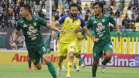 Pertandingan Barito Putera vs Persebaya Surabaya pada pekan kedua BRI Liga 1 2023/24 yang berlangsung di Stadion Gelora Bung Tomo, Surabaya, Sabtu (8/7/2023) sore WIB. (Wahyu Pratama/Bola.com)