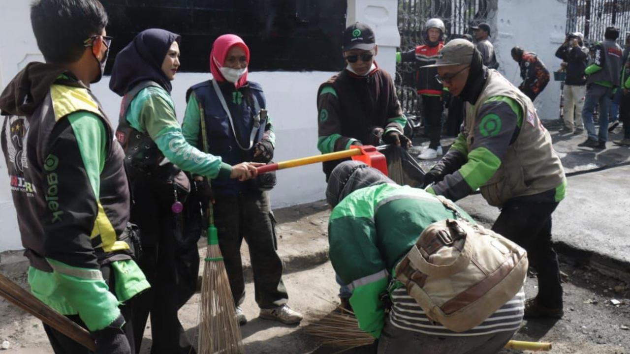 Ramai-Ramai Ojol dan Polisi Bersih-Bersih Fasilitas Umum Usai Demo di Bandung