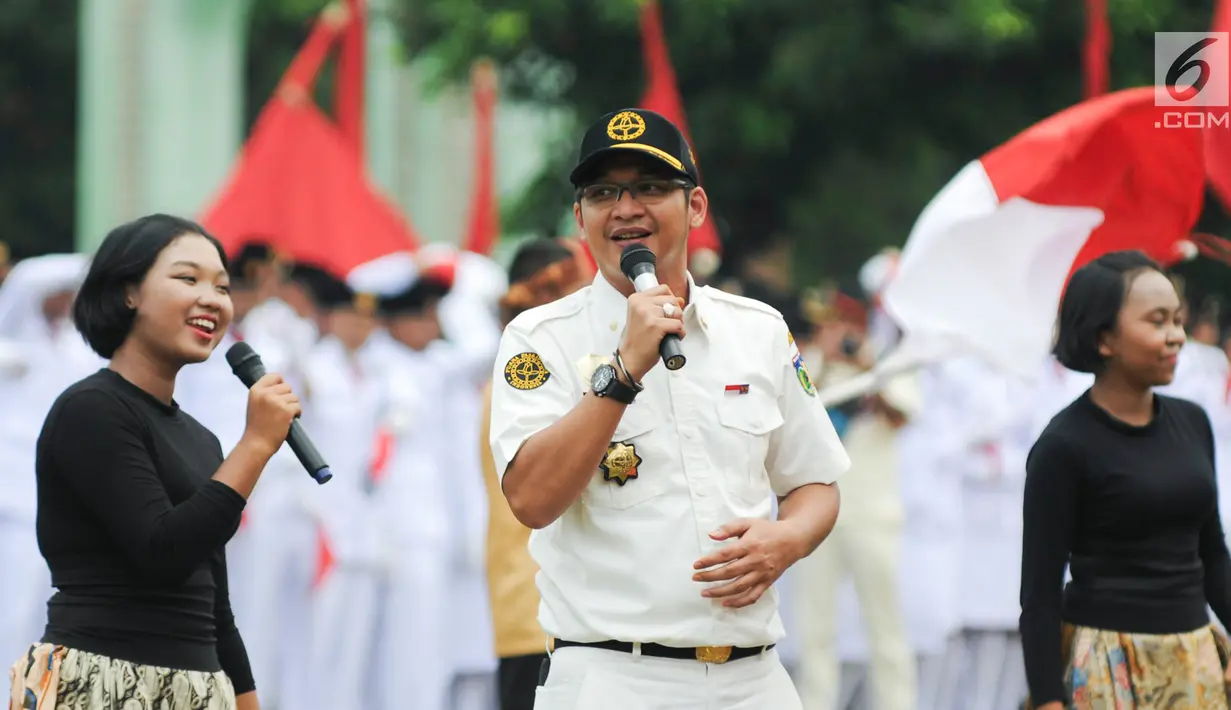 Pasha Ungu yang merupakan purna paskibraka tampil menyanyi saat aksi teatrikal oleh purna paskibraka 2017 di PPPON Cibubur, Jakarta Timur, Rabu (23/8). (Liputan6.com/Yoppy Renato)