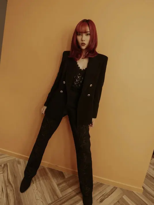 Memberikan sentuhan seksi pada tampilan, korset dengan paduan blazer menjadi pilihan tepat untuk gaya fashionnya. [Foto: Instagram/ @isyanasarasvati]