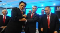 Komisaris Utama Bank BTN Chandra M Hamzah dan Direktur Utama Bank BTN terpilih Nixon LP Napitupulu berjabat tangan usai Rapat Umum Pemegang Saham Tahunan (RUPST) Bank BTN Tahun Buku 2022 di Jakarta (16/03/2023) (Liputan6.com/HO)