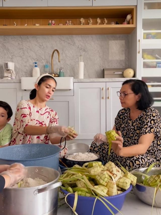 Potret Ussy Sulistyawati mengajari mertua buat ketupat (Sumber: Instagram/@ussypratama)