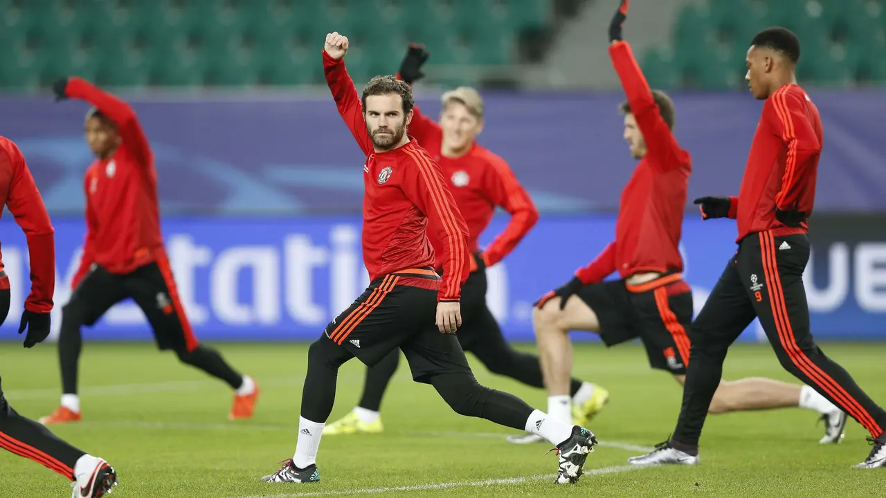 Manchester United Uji Coba Lapangan Wolfsburg