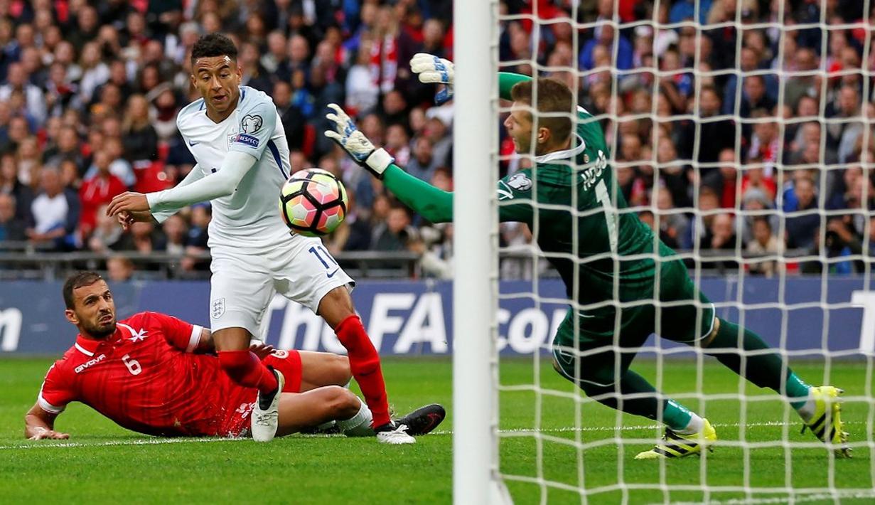 Pemain Inggris, Jesse Lingard, melakukan tendangan ke arah gawang Malta pada laga Grup F kualifikasi Piala Dunia 2018 zona Eropa di Stadion Wembley, London, Sabtu (8/10/2016). (AFP/Ian Kington)