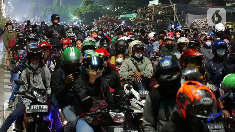 FOTO: Tolak Diputarbalikkan, Pemudik Motor Matikan Kendaraan di Posko Penyekatan Kedungwaringin