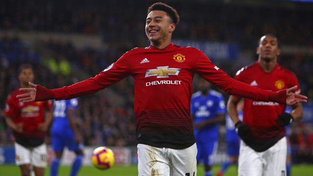 Gelandang Manchester United, Jesse Lingard, merayakan gol yang dicetaknya ke gawang Cardiff pada laga Premier League di Stadion Cardiff City, Wales, Sabtu (22/12). Cardiff kalah 1-5 dari MU. (AFP/Geoff Caddick)