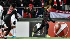 Pemain Arsenal, Nacho Monreal berselebrasi setelah mencetak gol ke gawang Ostersunds pada laga leg pertama babak 32 besar Liga Europa di Jamtkraft Arena, Jumat (16/2). Arsenal meraih kemenangan mudah 3-0. (Robert Henriksson/TT News Agency via AP)