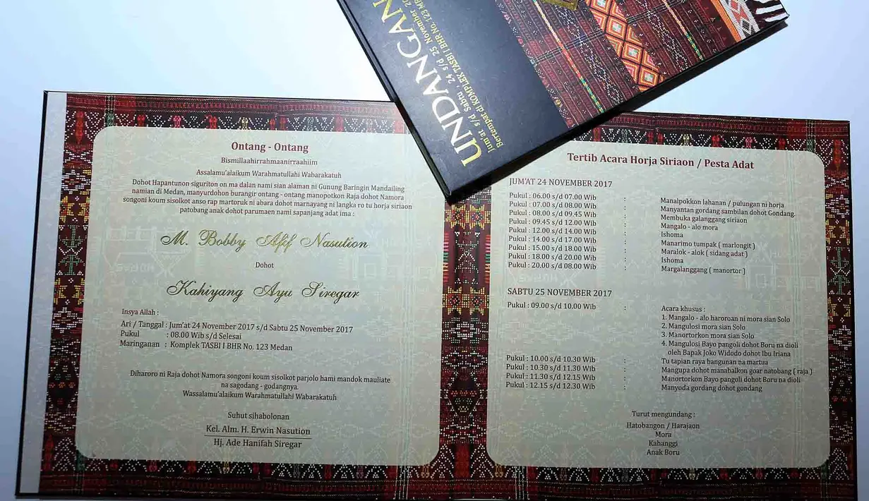 Dua jenis undangan yang disebar itu pastinya juga memiliki desain yang berbeda. Mereka mempercayakan pada Inti Grafika untuk melakukan pencetakan, dan motif Ulos pun mereka pilih sebagai desainnya. (Deki Prayoga/Bintang.com)