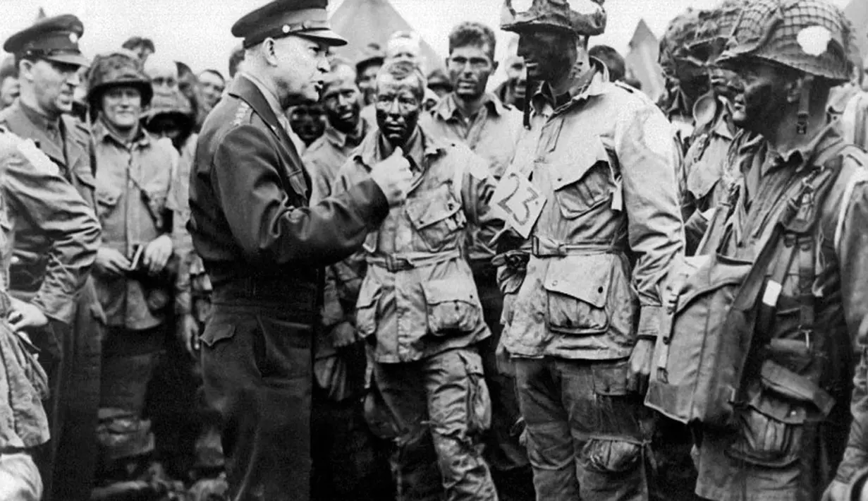 Panglima Tertinggi Tentara Sekutu, Jenderal Dwight D Eisenhower berbicara dengan pasukan Angkatan Darat AS dari Divisi Airborne ke-101 di Greenham Common Airfield, Inggris, 5 Juni 1944 atau sehari jelang D-Day. (AFP PHOTO)
