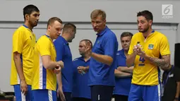 Pelatih timnas voli Kazakhstan, Nikolchaenko Igor (ketiga kanan) memberi arahan pada pemainnya saat melawan Qatar di Kejuaraan Voli Asia 2017 ke-16 di GOR Tri Dharma, Gresik, Senin (24/7). Kazakhstan unggul 3-2. (Liputan6.com/Helmi Fithriansyah)
