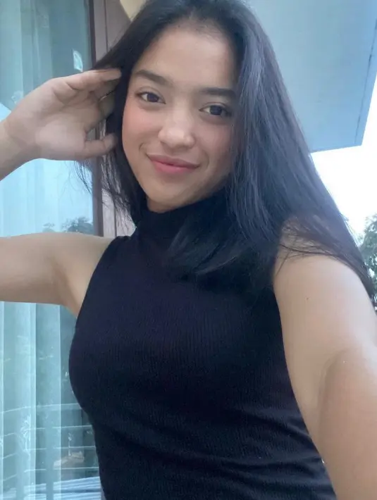 Dhinda merupakan atlet binaan dari klub Cenderawasih Speed Skating. Dhinda juga pernah menyabet emas dan perunggu pada ajang Korean Open Short Track 2019. (Instagram@dindasabilajh).