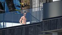 Bintang Juventus, Cristiano Ronaldo, saat berjemur di Kediamannya di Funchal, Portugal, Senin (16/3/2020). Cristiano Ronaldo memilih mengisolasi diri di rumahnya saat merebaknya wabah virus corona. (AFP/Rui Silva)