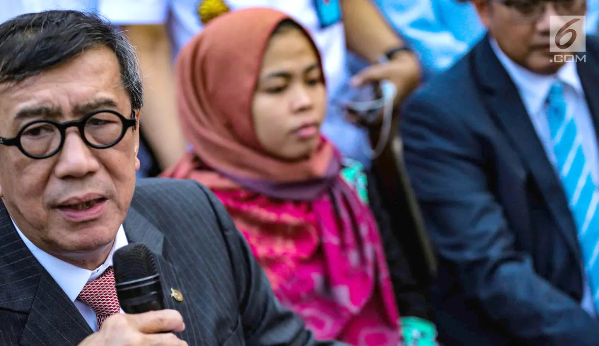 Menkumham Yasonna Laoly memberi keterangan di Bandara Halim Perdanakusuma, Jakarta, Senin (11/3). Siti Aisyah kembali ke Indonesia setelah dibebaskan Pengadilan Tinggi Shah Alam terkait kasus dugaan pembunuhan Kim Jong-Nam. (Liputan6.com/Faizal Fanani)