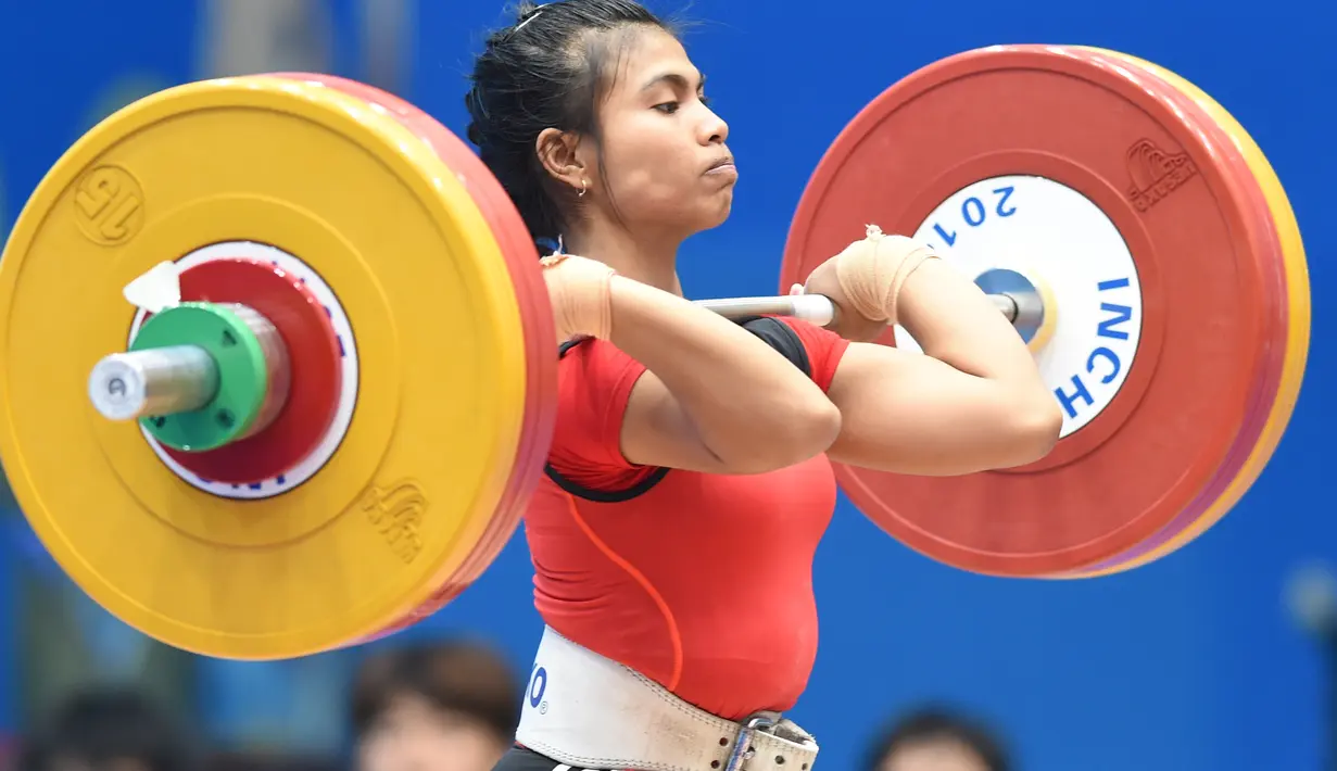 Atlet angkat besi putri Indonesia Sri Wahyuni Agustiani melakukan clean&Jerk pada angkat besi 48 kg Asian Games 2014 di Moonlight Garden Venue, Inchoen, Korsel, Sabtu (20/9/2014) (ANTARA FOTO/Saptono)