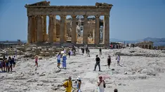 Wisatawan mengunjungi Acropolis di Athena, Yunani, Minggu (24/7/2022). Negara ini berada dalam cengkeraman gelombang panas yang dimulai pada 23 Juli dan akan berlangsung beberapa hari. Suhu diperkirakan akan mencapai 42 derajat Celcius (107 derajat Fahrenheit) di beberapa daerah.
(Louisa GOULIAMAKI / AFP)