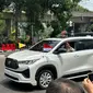 Paus Fransiskus menumpang mobil Kijang Innova Zenix berkelir putih saat berkunjung ke Indonesia. (Liputan6.com/Benedikta Miranti T.V)