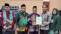 Wakil Menteri Agraria dan Tata Ruang/Kepala Badan Pertanahan Nasional (ATR/BPN), Raja Juli Antoni menyerahkan sertifikat tanah SD Muhammadiyah 9 Banjarmasin. (Foto: Istimewa).