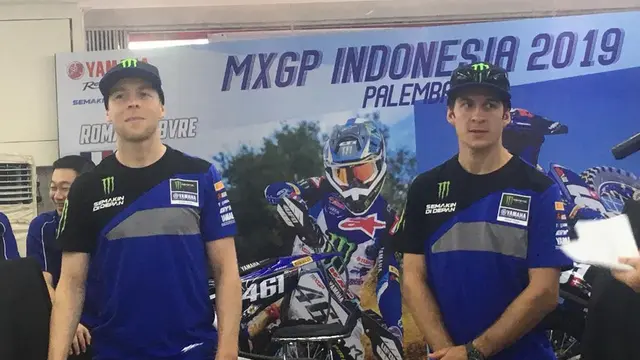 Crosser Yamaha Romain Febvre dan Jeremy Seewer pada konferensi pers mengincar MXGP Palembang 2019 di Sentral Yamaha Palembang, Jumat (5/7/2019). (Liputan6.com/Harley Ikhsan)