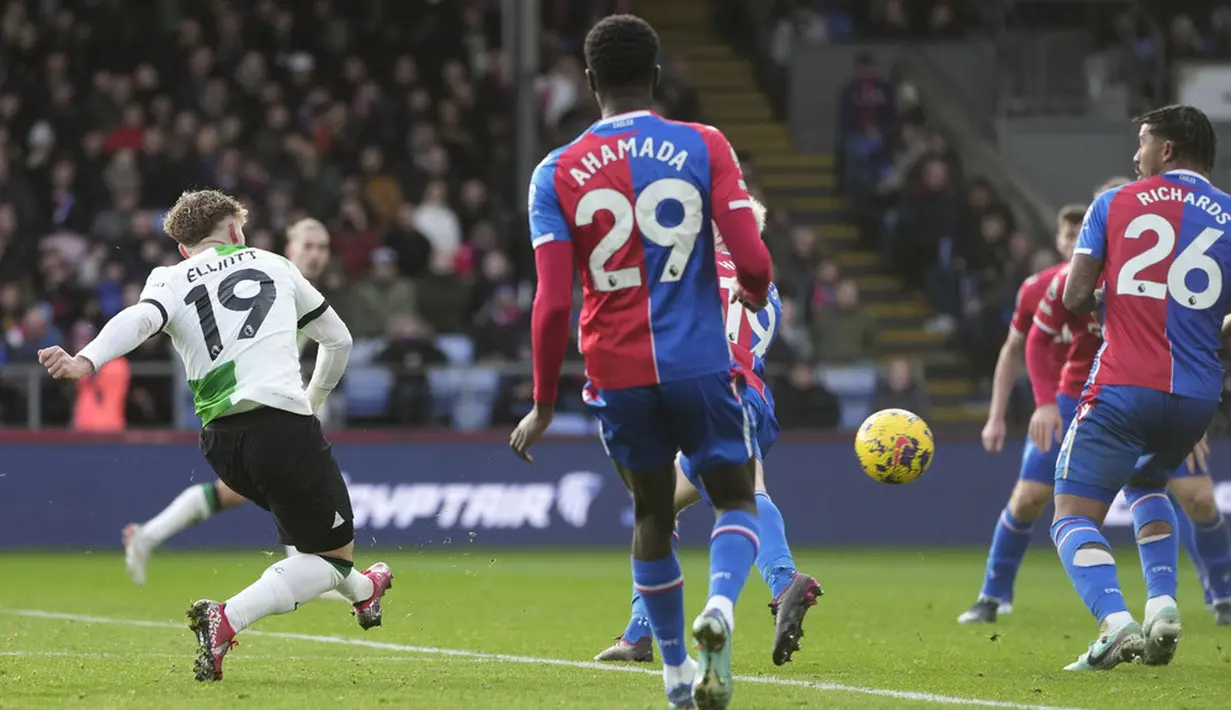 Pemain Liverpool, Harvey Elliott, mencetak gol ke gawang Crystal Palace pada laga pekan ke-16 Premier League di Selhurst Park, Sabtu (9/12/2023). (AP Photo/Kin Cheung)
