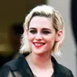 Kristen Stewart tampil feminin dan sensual dalam balutan hitam transparan.