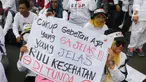 Peserta aksi mengangkat poster berisi pesan penolakan Rancangan Undang-Undang (RUU) Omnibus Law Kesehatan saat aksi di kawasan Patung Kuda Arjuna Wiwaha, Jakarta, Senin (8/5/2023). (Liputan6.com/Herman Zakharia)