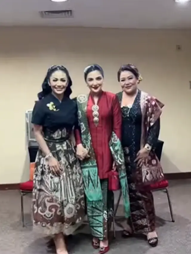 Model Batik Sarimbit Ashanty dan Anang di Wisuda Sarah Menzel