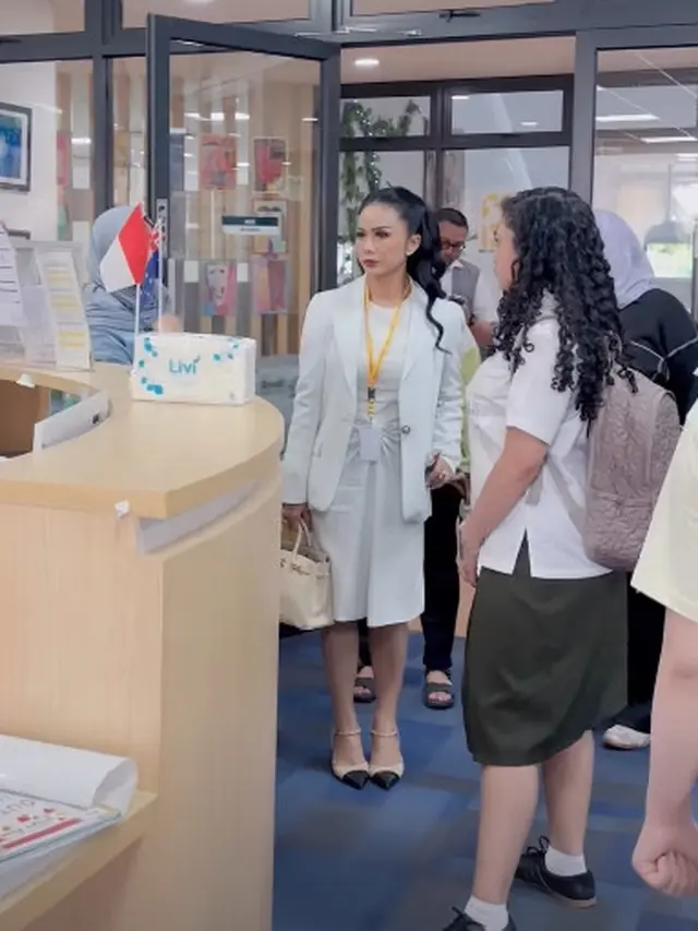 Gaya Back to School Amora Lemos dengan Tas Rp7,3 Jutaan, Diantar Krisdayanti yang Tampil Elegan