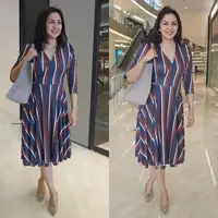 Donna Agnesia, sudah memiliki tiga orang anak namun tetap hadir dengan penampilannya yang memukau. Berparas cantik, namun Donna selalu memiliki style fashion yang kece badai seperti anak muda lainnya. (Instagram/dagnesia)