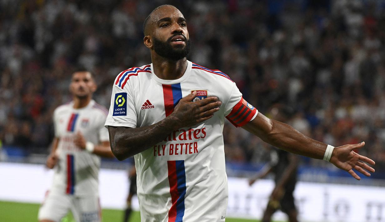 Alexandre Lacazette. Striker asal Prancis berusia 31 tahun ini kembali membela Olympique Lyon di awal musim 2022/2023 setelah dilepas gratis oleh Arsenal. Setelah 5 musim membela The Gunners, kontraknya tak diperpanjang akibat peremajaan dalam skuat Arsenal di bawah kepemimpinan Mikel Arteta. Ia total mencetak 71 gol dan 36 assist dalam 216 laga di semua ajang bareng Arsenal. Awal musim ini ia telah mencetak 4 gol dan 1 assist dalam 6 laga awal Liga Prancis musim 2022/2023. (AFP/Jean Philippe Ksiazek)