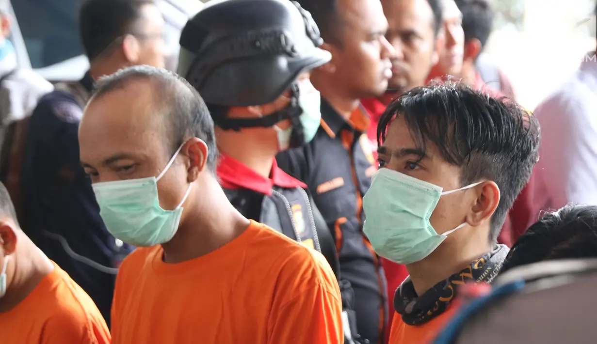 Januarisman Runtuwene (kanan) saat rilis penyalahgunaan narkoba di Mapolres Pelabuhan Tanjung Priok, Jakarta, Rabu (16/1). JR ditetapkan sebagai tersangka setelah ditangkap  saat mengkonsumsi narkoba di sebuah apartemen. (Liputan6.com/Helmi Fithriansyah)