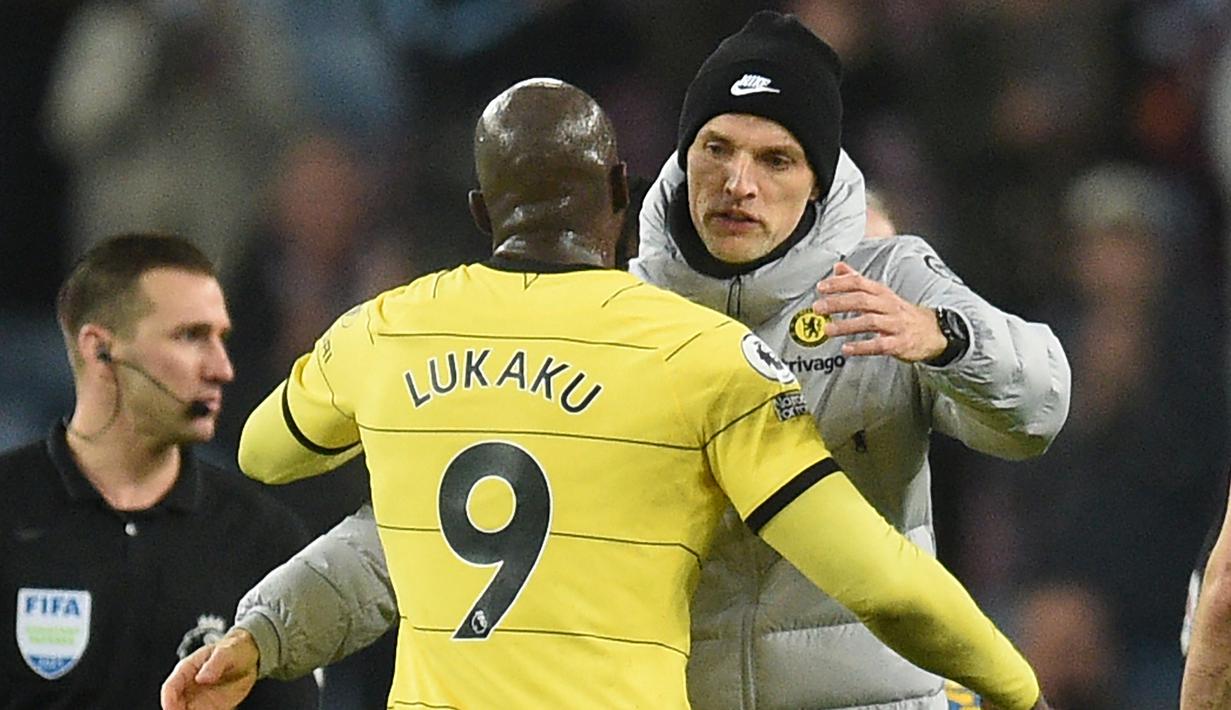 Pelatih Chelsea Thomas Tuchel (kanan) memberikan pelukan kepada Romelu Lukaku usai Chelsea mengalahkan Aston Villa 3-1 dalam pertandingan lanjutan Liga Inggris 2021/2022 di Villa Park 26 December 2021. (AFP/Oli Scarff)