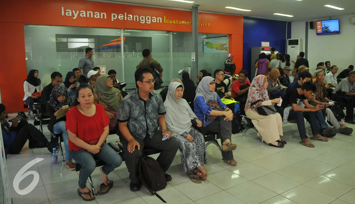 Sejumlah calon penumpang duduk menunggu membeli tiket di Stasiun Senen, Jakarta (3/5/2016). Jelang libur panjang pada tanggal 5 dan 6 Mei penjualan tiket kereta api sudah terjual habis. (Liputan6.com/Gempur M Surya)