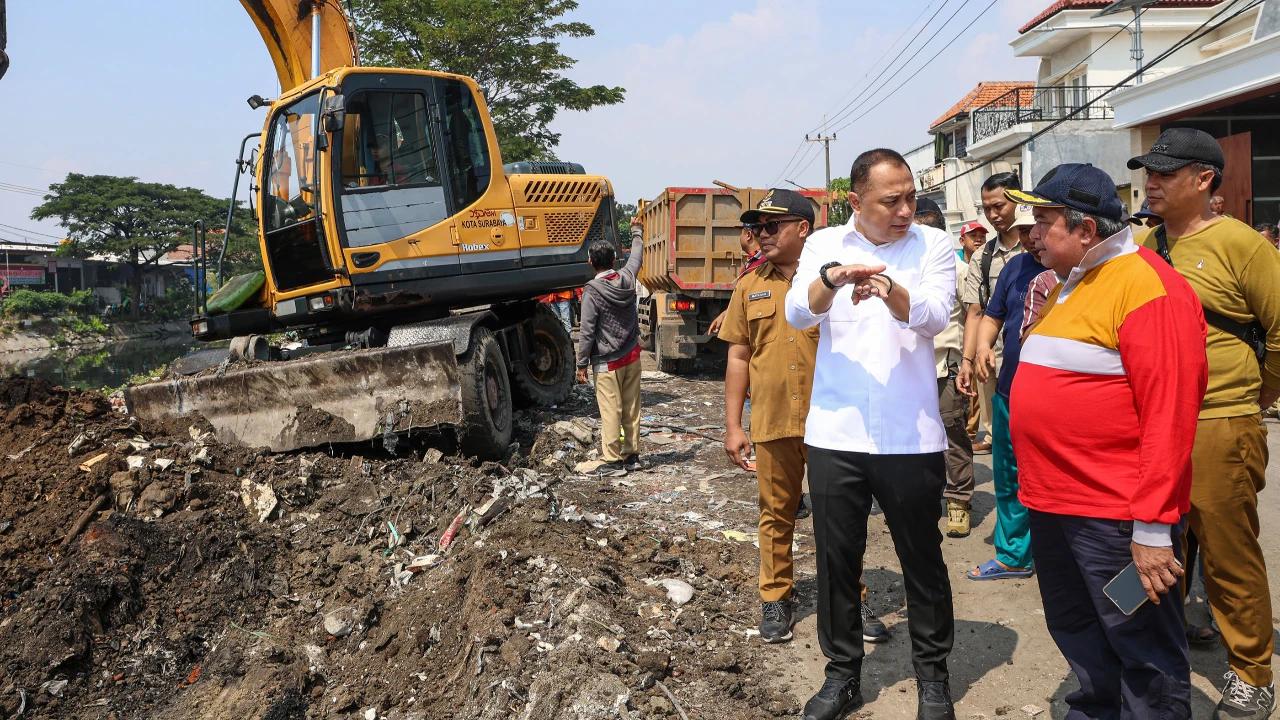 Warga Surabaya Buang Sampah Sembarangan Bakal Kena Sanksi 3 Hari Bersihkan Sungai