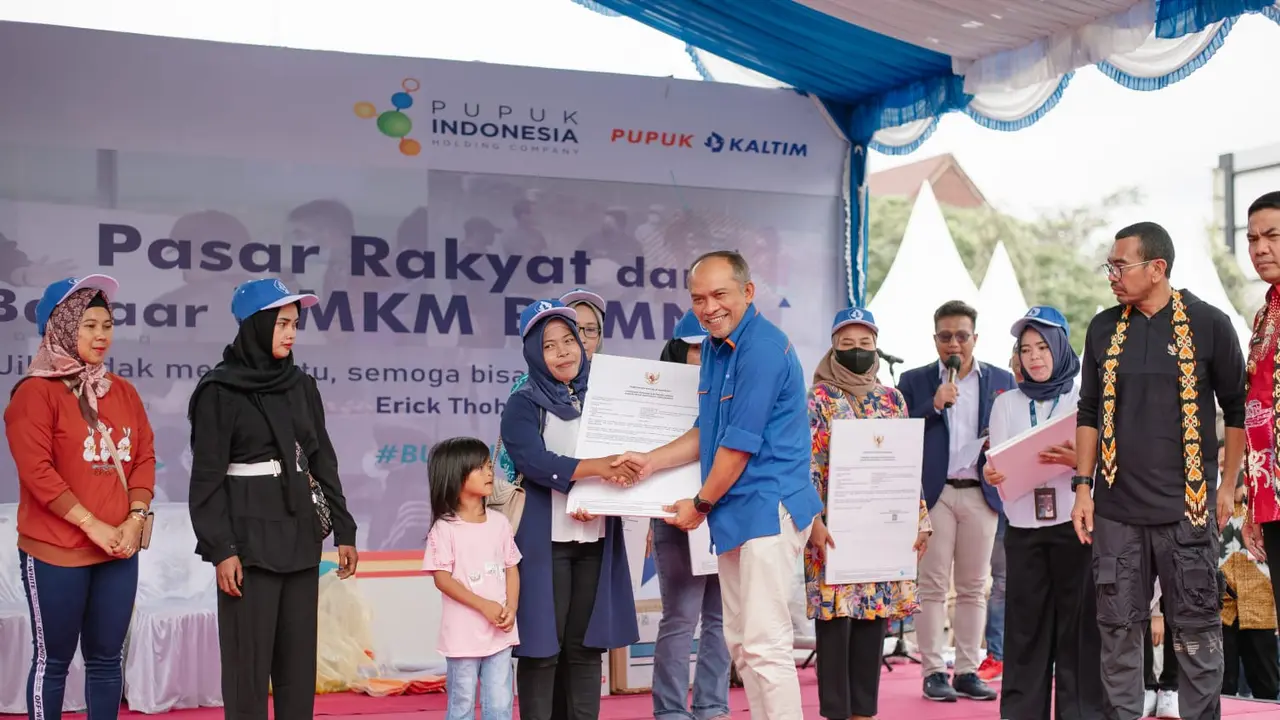 PT Pupuk Kalimantan Timur (Pupuk Kaltim) bersama PT Pupuk Indonesia Persero, gelar Pasar Rakyat dan Bazaar UMKM BUMN di halaman parkir Stadion Segiri Kota Samarinda, Kamis (6/10/2022)