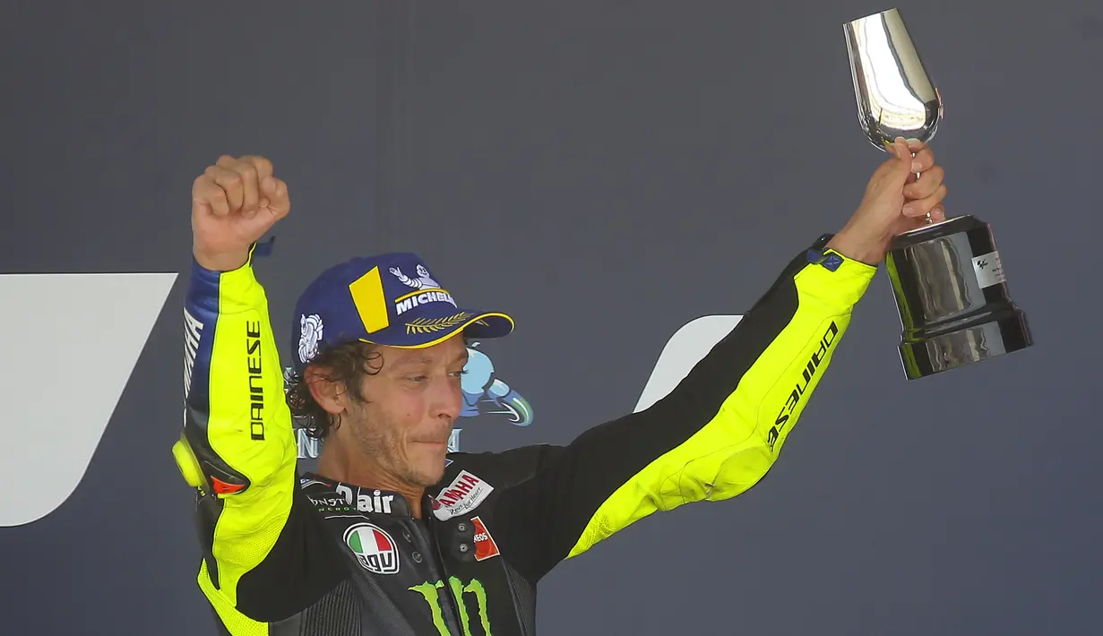 Valentino Rossi merupakan salah satu pembalap paling sukses sepanjang sejarah Kejuaraan Dunia Balap Motor. Rossi juga tercatat sebagai pembalap yang secara maraton berkompetisi selama 26 musim. (Foto: AP/David Clares)