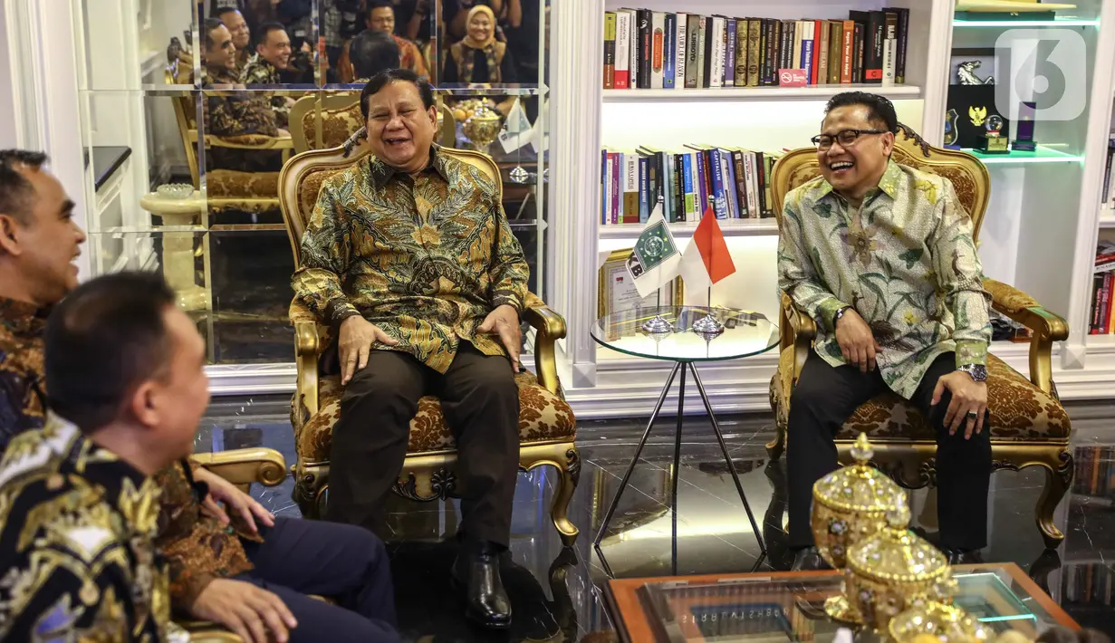 Ketua Umum PKB Muhaimin Iskandar (kanan) berbincang dengan Ketua Umum Gerindra Prabowo Subianto (kiri) di DPP PKB, Jakarta, Senin (14/10/2019). Kedatangan Prabowo ke DPP PKB dalam rangka silaturahmi dengan Muhaimin. (Liputan6.com/Faizal Fanani)