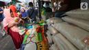Warga membeli beras dan minyak goreng saat Operasi Pasar di Pasar Palmerah, Jakarta, Jumat (20/3/2020). Perum Bulog menjual gula pasir, beras dan minyak goreng dengan harga murah dan terjangkau yang tersebar di 35 titik pasar. (Liputan6.com/Fery Pradolo)