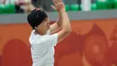 Atlet skateboard Indonesia Basral Graito Hutomo mengucapkan terima kasih kepada penonton dengan mempertemukan kedua telapak tangannya usai tampil pada final nomor street putra Asian Games 2026 di Aichi Sky Expo, Tokoname, Jepang, Minggu (27/9/2026). (AP Photo/Dita Alangkara)