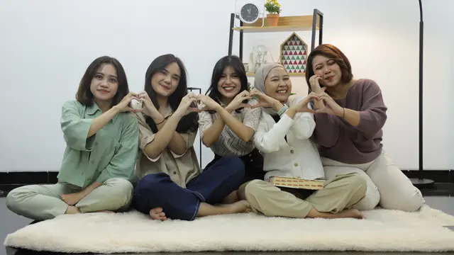 wanita september senang bergaul bersama