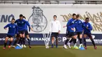Para pemain FC Porto menjalani sesi latihan di tempat latihan Olival, Vila Nova de Gaia, dekat Porto, Portugal, 21 Februari 2023. FC Porto akan menghadapi Inter Milan pada pertandingan sepak bola leg pertama babak 16 besar Liga Champions. (MIGUEL RIOPA/AFP)