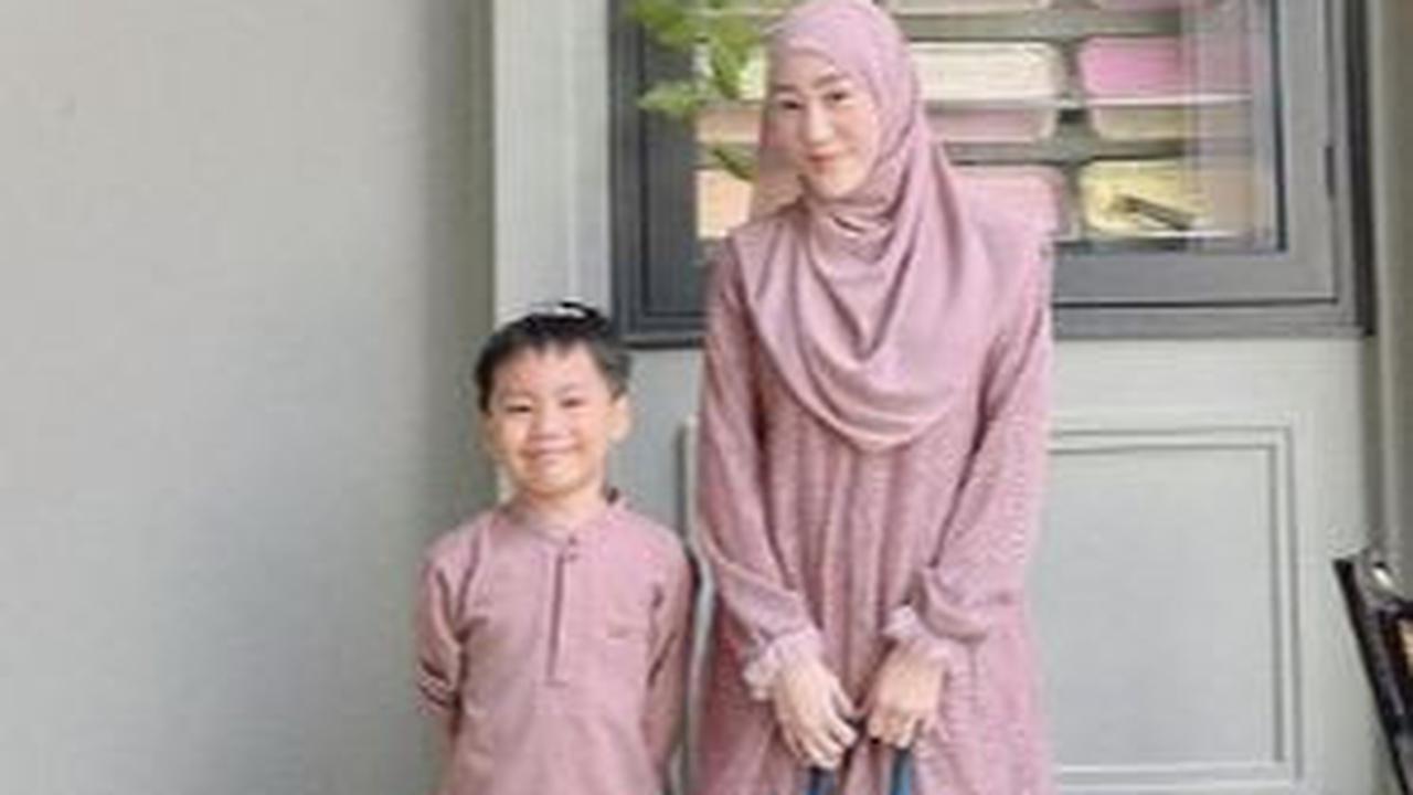 Tak terbiasa dengan gamis? Pilihan perpaduan antaran tunik dan rok A line bisa jadi opsi busana lebaran. Larissa tampil menawan dengan setelan potongan satu ini terlebih saat kompak berseragam dengan putranya.