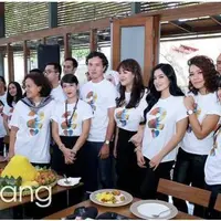 Ternyata persahabatan yang terjadi diantara Titi Kamal, Dian Sastrowardoyo, dan semua pemain AADC 2 tidak hanya sebatas dalam film. Bahkan, mereka sering berkumpul dan melakukan pengakuan dosa untuk mengeluarkan uneg-uneg mereka.