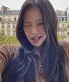 Jennie BLACKPINK kembali cosplay jadi Human Chanel selama berada di Paris. Bahkan Jennie menjinjing salah satu koleksi termahal dari Chanel [@jennierubyjane]