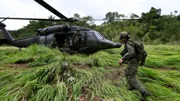 Polisi antinarkotika Kolombia singgah di tengah hutan, Desa Calamar, Guaviare, Kolombia, Selasa (2/8). Kolombia menggelar operasi besar-besaran yang difokuskan pada upaya pemberantasan produksi obat serta budidaya koka.(REUTERS/John Vizcaino)